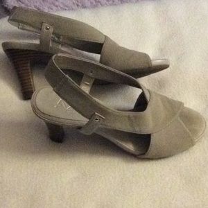Aerosoles taupe heeled shoes